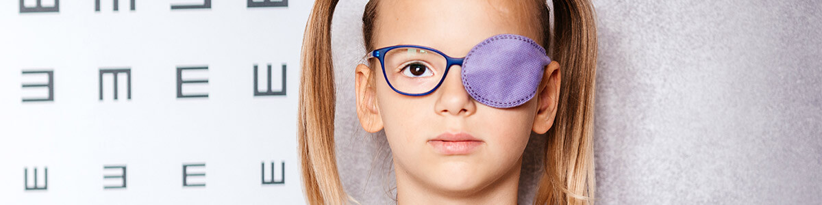 Bambina con terapia occlusiva per occhio pigro