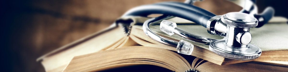 Stetoscopio appoggiato su dei libri